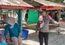 Polsek Gunung Kijang Awasi Pengunjung Pantai Trikora