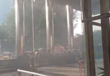 Demo Tangkap Harun Masiku Berakhir Anarkistis, Massa Lempar Tanah dan Coret Dinding KPK