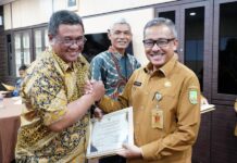 Sekdako Serahkan SK Pensiun kepada 22 PNS Pemko Batam