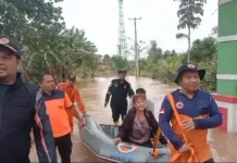 Petugas Evakuasi 800 Warga Korban Banjir di Tanjungpinang