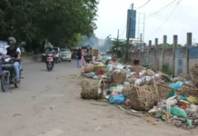 Warga Keluhkan Bau Busuk Tumpukan Sampah di Pinggir Jalan