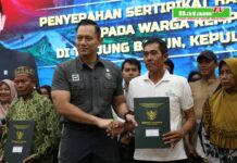 Menko Agus Harimurti Yudhono Serahkan SHM Warga Terdampak Pengembangan Kawasan Terpadu Rempang Eco-City