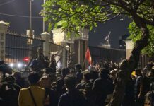 Demo Tolak RUU TNI Ricuh di DPR: Pagar Jebol, Petasan hingga Mahasiswa Terluka