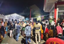 Ribuan Warga Antri Kupon Air Kaleng di Kediaman Walikota Tanjungpinang