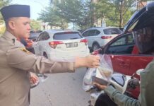 Polsek Batuampar Bagi-bagi Paket Takjil ke Pengendara