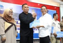 Tingkatkan Sinergi, Walikota Batam Serahkan Isentif RT dan RW