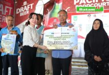 Peduli Kesejahteraan Warga, Wakil Kepala BP Batam Li Claudia Chandra Serahkan Insentif kepada 449 Lansia