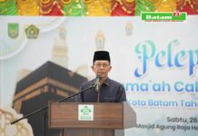 Amsakar Achmad Lepas Jemaah Calon Haji Kota Batam