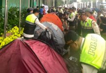 Aksi Bangun Tenda di Depan Gedung DPR Dibubarkan Satpol PP