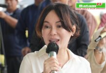 Li Claudia Chandra Serahkan Bantuan Tunai kepada Lansia
