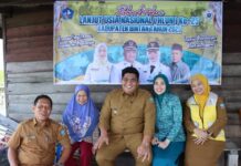 Senyum Bahagia Keluarga Lansia di Kawal Pantai saat Dikunjungi Bupati Bintan