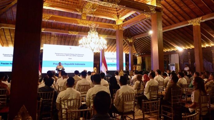 presiden-ri-prabowo-rapat-bareng-kepala-bgn-dadan-hindayana-terkait-program-makan-bergizi-gratis-dokistimewa-1746279720967_169