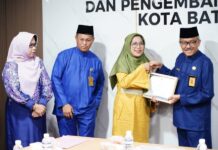 Sekda Batam Serahkan SK Pensiun Kepada 20 PNS TMT