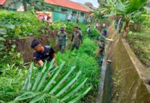 Kodim 0315/Tanjungpinang Bersama Warga Bersihkan Sungai dan Lingkungan di Daik Lingga