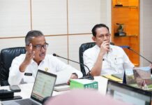 Jefridin Paparkan Materi Akses Mendapatkan Pelayanan Kesehatan Dengan KTP Sekretaris Daerah Kota Batam didaulat menjadi narasumber diacara Webinar Forkom IDI dan IDI Wilayah Kepri, Minggu (22/06/2025) secara virtual. (Foto : Azura Aronita/batamtv.com)
