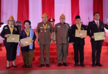 Sekretaris Bakesbangpol Bersama 7 Pejabat Pemprov Kepri Terima Penghargaan Satya Lencana Legiun Veteran