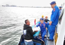 Satpolairud Polresta Barelang Berbagi Nasi Kotak dan Bendera Merah Putih