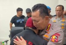 Kapolri Peluk dan Minta Maaf ke Keluarga Ojol yang Tewas Dilindas Rantis