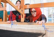 Ketua Dekranasda Beri Semangat Penenun Pulau Ngenang