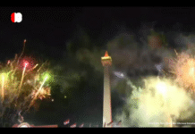 Pertunjukan Kembang Api di Monas Tutup Pelepasan Karnaval HUT Ke-80 RI
