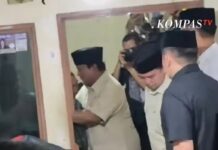 Prabowo Peluk Keluarga Affan Kurniawan Saat Melayat ke Rumah Duka