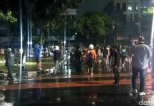 Ojol Tewas Dilindas Rantis, Rekan-rekannya Datangi Mako Brimob Kwitang