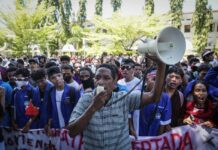 Demo Timor Leste Hari Kedua Masih Ricuh, Polisi Tembakkan Gas Air Mata