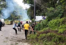 Personil Polsek Lubuk Baja dan Warga Gotong Royong Bersihkan Lingkungan