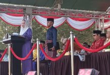 Bupati Cen Sui Lan Pimpin Upacara HUT Kabupaten Natuna ke-26 di Tepi Pantai