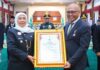 Ketua Umum PWI Pusat Akhmad Munir Terima Lencana Kehormatan “Jer Basuki Mawa Beya” dari Gubernur Jatim