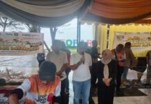 Hujan, Warga Serbu Pangan Murah di Natuna