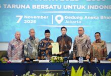 Gus Ipul Serahkan Kepmen Pengukuhan PNKT ke Budisatrio Djiwandono