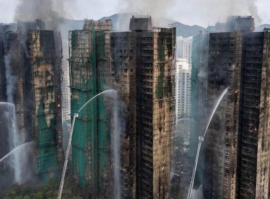 Korban Tewas Kebakaran Apartemen Hong Kong Bertambah Jadi 75 Orang