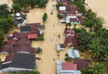 Petugas Terjang Derasnya Arus Evakuasi 2 Warga Tewas Saat Banjir Aceh