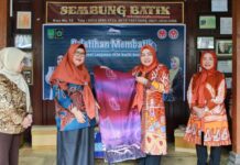 Erlita Amsakar Bawa 12 Pembatik Belajar ke Sembung Batik Kulon Progo