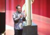 Mendagri Raih Penghargaan Pemimpin Luar Biasa di Indonesia Kita Awards