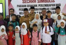 Pemko Tanjungpinang Bagikan Seragam dan Perlengkapan Sekolah Gratis