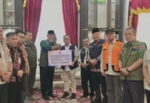 Wagub Kepri Serahkan Bantuan Rp1,15 Miliar untuk Korban Banjir Bandang Sumbar