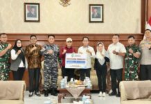 Amsakar-Li Claudia Antar Bantuan Rp4,8 Miliar Diterima Wagub Aceh