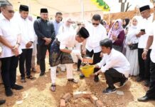 Sumbang Pembangunan Masjid Jami Al-Falah, Walikota Batam Letakkan Batu Pertama
