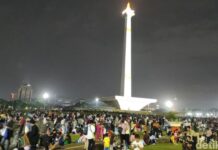Jakarta Diguyur Hujan, Warga Tetap Ramai Menanti Pergantian Tahun di Monas-HI
