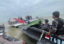TNI AL Selamatkan Kru Speed Boat yang Kecelakaan