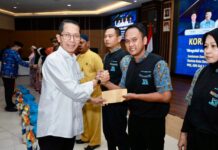 Amsakar Serahkan Santunan bagi Janda PNS, Anak Yatim, dan Petugas Kebersihan Pemko Batam