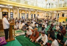 Safari Ramadan di Masjid Al Uswah, Gubernur Kepri Serahkan Bantuan dan Paparkan Program Pembangunan