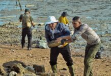 Jelang Berbuka, Gubernur Ansar Pimpin Aksi Bersih Laut di Pulau Penyengat