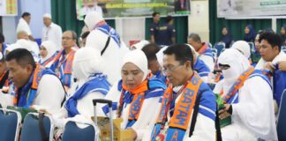 Plh Wali Kota Lepas Kloter Terakhir Embarkasi Batam, Li Claudia Pesan JCH Jaga Kesehatan