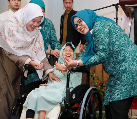 Erlita Amsakar Serahkan 30 Kursi Roda, Perkuat Kepedulian bagi Penyandang Disabilitas Batam
