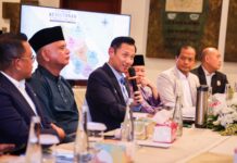 Wagub Nyanyang Sambut Kunjungan Kerja Menko Polkam di Natuna Kepri, batamtv.com – Wakil Gubernur Kepulauan Riau, Nyanyang Haris Pratamura, menyambut kedatangan Menteri Koordinator Bidang Politik dan Keamanan Republik Indonesia, Djamari Chaniago, dalam kunjungan kerja ke Kabupaten Natuna, Kamis (2/7/2026). Menko Polkam beserta rombongan tiba di Lanud Raden Sadjad Natuna menggunakan pesawat Gulfstream IV/SP/PK-TWY. Prosesi penyambutan berlangsung di Baseops Lanud Raden Sadjad dan dilanjutkan dengan ramah tamah di VIP Room Graha Serasan. Dalam penyambutan tersebut, Wagub Nyanyang didampingi Bupati Natuna, Cen Sui Lan, Ketua DPRD Natuna, Rusdi, Sekretaris Daerah Kabupaten Natuna, Boy Wijanarko Varianto, serta jajaran Forum Koordinasi Pimpinan Daerah (Forkopimda) Kabupaten Natuna. Turut hadir sejumlah pejabat tinggi TNI, di antaranya Kepala Staf Angkatan Laut (Kasal) Muhammad Ali, Pangkoarmada RI Denih Hendrata, Pangkoarmar Endi Supardi, serta Pangkoarmada I Haris Bima Bayuseto, beserta pejabat utama TNI Angkatan Laut lainnya. Nyanyang menyampaikan bahwa kunjungan kerja Menko Polkam ke Natuna merupakan bentuk perhatian pemerintah pusat terhadap wilayah perbatasan yang memiliki nilai strategis bagi pertahanan, keamanan, dan pembangunan nasional. “Sinergi yang kuat antara pemerintah pusat, pemerintah daerah, serta unsur TNI dan Polri menjadi kunci dalam mempercepat pembangunan sekaligus menjaga kedaulatan Negara Kesatuan Republik Indonesia, khususnya di wilayah perbatasan seperti Natuna,” ujarnya. Usai penyambutan dan ramah tamah, Menko Polkam bersama rombongan melanjutkan agenda kunjungan kerja ke Komando Gugus Tempur Laut (Guspurla) Koarmada I. Pemerintah Provinsi Kepulauan Riau menyambut baik kunjungan tersebut dan berharap koordinasi lintas sektor semakin memperkuat pembangunan, menjaga stabilitas keamanan, serta meningkatkan kesejahteraan masyarakat di kawasan perbatasan. Penanggungjawab : oktarian Editor : pariadi Reporter : – PRESIDEN PRABOWO SAMBUT PRESIDEN BELARUSIA Presiden Prabowo Subianto (kiri) bersama Presiden Belarusia Alexandr Lukashenko (kanan) berjalan memeriksa pasukan di Istana Merdeka, Jakarta, Kamis (2/7/2026). Presiden Prabowo Subianto menerima kunjungan Presiden Belarusia Alexandr Lukashenko untuk memperkuat hubungan kemitraan strategis kedua negara di berbagai sektor. Jakarta, batamtv.com – Wakil Ketua MPR Dorong Sinergi Wujudkan Pendidikan Inklusif dan Terjangkau Wakil Ketua MPR RI, Lestari Moerdijat, mendorong sinergi seluruh pemangku kepentingan untuk mewujudkan sistem pendidikan yang inklusif dan terjangkau bagi setiap warga negara. “Sejatinya kita punya konstitusi dan sejumlah kebijakan yang mendukung pendidikan yang inklusif, tetapi implementasinya masih harus jadi perhatian semua pihak,” ujar Lestari dalam keterangannya di Jakarta, Jumat. Ia menjelaskan bahwa Pasal 31 ayat (1) dan ayat (2) Undang-Undang Dasar Negara Republik Indonesia Tahun 1945 menjamin pendidikan sebagai hak setiap warga negara sekaligus mewajibkan pemerintah untuk membiayainya. Menurutnya, efektivitas penggunaan anggaran pendidikan, jangkauan bagi kelompok rentan, serta ketepatan skema pembiayaan perlu terus dievaluasi. “Namun, apakah anggaran pendidikan yang ada saat ini sepenuhnya untuk sektor pendidikan, menjangkau kelompok rentan, dan skema pembiayaan yang diterapkan sudah tepat?” ujarnya. Lestari berharap revisi Undang-Undang tentang Sistem Pendidikan Nasional (Sisdiknas) yang tengah dibahas di DPR dapat menjadi momentum untuk memperbaiki kebijakan pendidikan agar mampu menjawab berbagai tantangan yang ada. Ia menegaskan pendidikan inklusif harus diwujudkan agar tidak ada anak Indonesia yang tertinggal dalam memperoleh hak pendidikan, sejalan dengan sila kelima Pancasila. Pernyataan tersebut disampaikan saat membuka diskusi daring bertajuk Menciptakan Sistem Pendidikan yang Inklusif dan Terjangkau bagi Generasi Indonesia pada Rabu (1/7). Dalam diskusi itu, Direktur Pembelajaran dan Kemahasiswaan Direktorat Jenderal Pendidikan Tinggi, Beny Bandanadjaja, menyampaikan bahwa pemerintah terus berupaya mewujudkan pendidikan inklusif sebagai amanat konstitusi. Menurutnya, perguruan tinggi negeri telah menerapkan sistem pengelompokan Uang Kuliah Tunggal (UKT) yang disesuaikan dengan kemampuan ekonomi keluarga untuk memperluas akses pendidikan tinggi. Sementara itu, Ketua Program Studi Magister Pendidikan Universitas Pelita Harapan, Niko Sudibjo, menilai pendidikan inklusif tidak dapat dilepaskan dari persoalan biaya dan tata kelola perguruan tinggi. Ia menambahkan, penerapan sistem pembelajaran hibrida serta skema pembayaran yang lebih fleksibel dapat menjadi solusi untuk mengatasi kendala geografis dan biaya. Pengamat pendidikan Totok Amin Soefijanto menegaskan bahwa negara wajib mempermudah akses pendidikan bagi seluruh warga negara. sumber : antara Menkeu pastikan kebijakan Presiden telah pertimbangkan risiko fiskal Jakarta (ANTARA) – Menteri Keuangan Purbaya Yudhi Sadewa memastikan setiap keputusan Presiden Prabowo Subianto atas kebijakan strategis selalu melalui mekanisme pembahasan bersama yang mempertimbangkan berbagai aspek ekonomi, sosial, dan kemampuan fiskal negara. Politik Purbaya dalam keterangan tertulis di Jakarta, Jumat, mengatakan pihaknya selalu menyampaikan analisis mengenai risiko fiskal dan dampak anggaran sebagai bahan pertimbangan Presiden dalam mengambil keputusan. Defisit Anggaran Pendapatan dan Belanja Negara (APBN) pun dijaga tetap berada di bawah batas maksimal 3 persen terhadap produk domestik bruto (PDB), sedangkan rasio utang pemerintah masih berada pada tingkat yang aman dibandingkan berbagai negara lain. “Tahun lalu defisit APBN berada di kisaran 2,81 persen dari PDB dan tahun ini diperkirakan tetap di bawah 3 persen. Rasio utang pemerintah juga masih sekitar 40 persen terhadap PDB sehingga masih berada dalam kategori yang pruden,” kata Menkeu. Terkait berbagai program prioritas pemerintah, seperti Makan Bergizi Gratis (MBG) dan Koperasi Desa/Kelurahan Merah Putih, Menkeu menyampaikan bahwa pemerintah terus melakukan evaluasi agar pelaksanaannya makin efisien dan tepat sasaran. Temukan lebih banyak Politik Politik (Kanan) Software Grafika & Animasi Menurutnya, setiap program baru memiliki tantangan pada tahap awal sehingga pengawasan dan penyempurnaan akan terus dilakukan. Menkeu menyatakan pemerintah telah melakukan langkah-langkah efisiensi anggaran, memperkuat mekanisme pengawasan, serta meningkatkan koordinasi dengan instansi pelaksana agar penggunaan anggaran negara makin akuntabel. “Pemerintah tidak menutup mata terhadap berbagai kekurangan yang ada. Yang terpenting adalah setiap kelemahan segera diperbaiki dan pengawasannya diperkuat,” ujar Purbaya. Di sisi lain, Menkeu memastikan reformasi di lingkungan Kementerian Keuangan terus diperkuat, termasuk pemberantasan praktik penyimpangan di sektor perpajakan dan kepabeanan. Ia menegaskan tidak akan memberikan toleransi terhadap aparatur yang terbukti melakukan pelanggaran. Temukan lebih banyak TV & Video Sumber Daya Bahasa Ekonomi Berbagai langkah pembenahan dilakukan melalui penguatan pengawasan, rotasi pegawai, hingga penindakan terhadap oknum yang terbukti menyalahgunakan kewenangannya. Langkah tersebut diharapkan mampu meningkatkan integritas institusi sekaligus memperkuat penerimaan negara. “Penyelewengan pasti ada risikonya di setiap organisasi. Yang terpenting adalah mengendalikannya, menindak pelakunya, dan terus memperbaiki sistem agar semakin bersih,” tuturnya. Jakarta, batamtv.com – Menkeu Pastikan Kebijakan Presiden Telah Pertimbangkan Risiko Fiskal Menteri Keuangan, Purbaya Yudhi Sadewa, memastikan setiap keputusan Presiden Prabowo Subianto terkait kebijakan strategis telah melalui pembahasan menyeluruh dengan mempertimbangkan aspek ekonomi, sosial, serta kemampuan fiskal negara. Dalam keterangannya di Jakarta, Jumat, Purbaya menyebut pihaknya secara konsisten menyampaikan analisis risiko fiskal dan dampak anggaran sebagai bahan pertimbangan bagi Presiden dalam mengambil keputusan. Ia menegaskan bahwa defisit Anggaran Pendapatan dan Belanja Negara (APBN) tetap dijaga di bawah batas maksimal 3 persen terhadap Produk Domestik Bruto (PDB). Sementara itu, rasio utang pemerintah juga masih berada pada level yang aman dibandingkan negara lain. “Tahun lalu defisit APBN berada di kisaran 2,81 persen dari PDB dan tahun ini diperkirakan tetap di bawah 3 persen. Rasio utang pemerintah juga masih sekitar 40 persen terhadap PDB sehingga masih berada dalam kategori yang pruden,” ujar Purbaya. Terkait program prioritas pemerintah seperti Makan Bergizi Gratis (MBG) dan Koperasi Desa/Kelurahan Merah Putih, ia menyampaikan bahwa evaluasi terus dilakukan agar pelaksanaannya semakin efisien dan tepat sasaran. Menurutnya, setiap program baru memiliki tantangan pada tahap awal, sehingga pengawasan dan penyempurnaan akan terus diperkuat. Pemerintah, lanjutnya, juga telah melakukan berbagai langkah efisiensi anggaran, memperkuat mekanisme pengawasan, serta meningkatkan koordinasi antarinstansi guna memastikan penggunaan anggaran negara semakin akuntabel. “Pemerintah tidak menutup mata terhadap berbagai kekurangan yang ada. Yang terpenting adalah setiap kelemahan segera diperbaiki dan pengawasannya diperkuat,” katanya. Di sisi lain, Kementerian Keuangan juga terus memperkuat reformasi internal, termasuk pemberantasan praktik penyimpangan di sektor perpajakan dan kepabeanan. Purbaya menegaskan tidak akan memberikan toleransi terhadap aparatur yang terbukti melakukan pelanggaran. Upaya pembenahan dilakukan melalui penguatan pengawasan, rotasi pegawai, hingga penindakan tegas terhadap oknum yang menyalahgunakan kewenangan. “Penyelewengan pasti ada risikonya di setiap organisasi. Yang terpenting adalah mengendalikannya, menindak pelakunya, dan terus memperbaiki sistem agar semakin bersih,” tuturnya. sumber : antara Wagub Nyanyang Ajak Perkuat Syiar dan Pembinaan Al-Qur’an pada Malam Ta’aruf MTQ XII Kepri KEPRI – Wakil Gubernur Kepulauan Riau, Nyanyang Haris Pratamura, menghadiri Malam Ta’aruf Musabaqah Tilawatil Qur’an (MTQ) XII Tingkat Provinsi Kepulauan Riau Tahun 2026 di Hotel CK Tanjungpinang, Jumat (3/7/2026) malam. Kegiatan tersebut menjadi pembuka rangkaian pelaksanaan MTQ XII yang mempertemukan seluruh kafilah dari tujuh kabupaten/kota se-Kepulauan Riau. Nyanyang yang juga menjabat sebagai Ketua Umum LPTQ Provinsi Kepulauan Riau dalam sambutannya menegaskan bahwaLPTQ tidak hanya bertugas mengejar prestasi dalam setiap penyelenggaraan MTQ, tetapi juga memiliki tanggung jawab moral untuk membina dan mengembangkan syiar Al-Qur’an secara berkelanjutan. “LPTQ bukan sekadar lembaga yang dibentuk untuk memenangkan piala di setiap gelaran MTQ. Lebih dari itu, LPTQ memikul tanggung jawab moral untuk menggerakkan syiar Al-Qur’an secara berkelanjutan di Negeri Segantang Lada,” tegas Nyanyang. Ia menjelaskan, pembinaan yang dilakukan harus mampu melahirkan generasi Qurani yang tidak hanya fasih membaca dan menghafal Al-Qur’an, tetapi juga memahami kandungannya serta mampu mengembangkan cabang-cabang seni Al-Qur’an, termasuk seni khat. Karena itu, ia berharap MTQ XII menjadi momentum evaluasi sekaligus peningkatan kualitas pembinaan qari, qariah, hafiz, hafizah, dan peserta pada seluruh cabang musabaqah di setiap kabupaten dan kota. Mengangkat makna ta’aruf sebagai saling mengenal, Nyanyang mengajak seluruh kafilah menjadikan malam tersebut sebagai sarana mempererat persaudaraan dan memperkokoh kebersamaan. “Di atas panggung musabaqah kita boleh bersaing memberikan yang terbaik, tetapi di luar arena kita tetap satu keluarga besar Provinsi Kepulauan Riau,” ujarnya. Kepada seluruh peserta, Nyanyang berpesan agar mengikuti perlombaan dengan penuh keikhlasan, menjunjung tinggi sportivitas, dan menampilkan kemampuan terbaik. Menurutnya, kemenangan sejati bukan hanya menjadi juara, tetapi mampu mengamalkan nilai-nilai Al-Qur’an dalam kehidupan sehari-hari. Ia juga mengajak seluruh jajaran LPTQ kabupaten/kota memperkuat sinergi dalam melakukan pembinaan secara berkesinambungan agar prestasi Kepulauan Riau pada ajang MTQ tingkat nasional terus meningkat. Nyanyang memohon dukungan seluruh pemerintah daerah, panitia, dewan hakim, dan masyarakat agar LPTQ Provinsi Kepulauan Riau dapat menjalankan amanah dengan baik serta menjadikan Al-Qur’an sebagai pedoman dalam mewujudkan Kepulauan Riau yang maju, makmur, dan merata. Wali Kota Tanjungpinang, Lis Darmansyah, dalam sambutannya menyampaikan ucapan selamat datang kepada seluruh tamu dan peserta di Kota Gurindam sebagai tuan rumah penyelenggaraan MTQ XII Tingkat Provinsi Kepulauan Riau Tahun 2026. “Atas nama Pemerintah Kota Tanjungpinang dan seluruh masyarakat, kami mengucapkan selamat datang di Kota Tanjungpinang. Merupakan kehormatan sekaligus kebahagiaan bagi kami dipercaya menjadi tuan rumah pelaksanaan MTQ tingkat provinsi tahun ini,” ujarnya. Lis mengatakan, Malam Ta’aruf bukan sekadar seremoni pembuka, tetapi menjadi momentum mempererat silaturahmi antarkafilah sebelum memasuki arena perlombaan. Menurutnya, MTQ tidak hanya menjadi ajang meraih prestasi, melainkan juga wahana memperkuat ukhuwah Islamiyah serta menumbuhkan semangat mengamalkan nilai-nilai Al-Qur’an dalam kehidupan sehari-hari. Ia juga memastikan Pemerintah Kota Tanjungpinang telah berupaya memberikan pelayanan, akomodasi, dan fasilitas terbaik bagi seluruh peserta. Meski demikian, ia menyampaikan permohonan maaf apabila masih terdapat kekurangan selama penyelenggaraan kegiatan. “Kami mengajak seluruh masyarakat menjadi tuan rumah yang baik dengan menunjukkan keramahan Melayu yang santun demi menyukseskan MTQ XII Tingkat Provinsi Kepulauan Riau,” katanya. Turut hadir dalam kegiatan tersebut Wakil Bupati Lingga Novrizal, Wakil Bupati Natuna Jarmin Sidik, Sekretaris Daerah Kota Tanjungpinang Zulhidayat, Sekretaris Daerah Kota Batam Firmansyah, Sekretaris Daerah Kabupaten Karimun Sularno, Asisten Administrasi Pemerintahan dan Kesejahteraan Rakyat Kabupaten Bintan Wanundi Iskandar, Sekretaris Daerah Kabupaten Kepulauan Anambas Sahtiar, jajaran FKPD Provinsi Kepulauan Riau, FKPD Kota Tanjungpinang, serta seluruh kafilah dari tujuh kabupaten/kota se-Kepulauan Riau. Tanjungpinang, batamtv.com – Wagub Nyanyang Ajak Perkuat Syiar dan Pembinaan Al-Qur’an pada Malam Ta’aruf MTQ XII Kepri Wakil Gubernur Kepulauan Riau, Nyanyang Haris Pratamura, menghadiri Malam Ta’aruf Musabaqah Tilawatil Qur’an (MTQ) XII Tingkat Provinsi Kepulauan Riau Tahun 2026 di Hotel CK Tanjungpinang, Jumat (3/7/2026) malam. Kegiatan ini menjadi pembuka rangkaian MTQ XII yang mempertemukan seluruh kafilah dari tujuh kabupaten/kota se-Kepulauan Riau. Nyanyang yang juga menjabat sebagai Ketua Umum Lembaga Pengembangan Tilawatil Qur’an (LPTQ) Provinsi Kepulauan Riau menegaskan bahwa LPTQ tidak hanya berorientasi pada pencapaian prestasi, tetapi juga memiliki tanggung jawab moral dalam membina dan mengembangkan syiar Al-Qur’an secara berkelanjutan. “LPTQ bukan sekadar lembaga untuk memenangkan piala di setiap gelaran MTQ. Lebih dari itu, LPTQ memikul tanggung jawab moral untuk menggerakkan syiar Al-Qur’an secara berkelanjutan di Negeri Segantang Lada,” tegasnya. Ia menjelaskan, pembinaan yang dilakukan harus mampu melahirkan generasi Qurani yang tidak hanya fasih membaca dan menghafal Al-Qur’an, tetapi juga memahami kandungannya serta mengembangkan cabang seni Al-Qur’an, termasuk seni khat. Menurutnya, MTQ XII harus menjadi momentum evaluasi sekaligus peningkatan kualitas pembinaan qari, qariah, hafiz, dan hafizah di seluruh kabupaten/kota. Mengangkat makna ta’aruf sebagai saling mengenal, Nyanyang mengajak seluruh kafilah untuk menjadikan momentum tersebut sebagai ajang mempererat persaudaraan dan memperkokoh kebersamaan. “Di atas panggung musabaqah kita boleh bersaing memberikan yang terbaik, tetapi di luar arena kita tetap satu keluarga besar Provinsi Kepulauan Riau,” ujarnya. Ia juga berpesan kepada seluruh peserta agar mengikuti perlombaan dengan penuh keikhlasan, menjunjung tinggi sportivitas, serta menampilkan kemampuan terbaik. Menurutnya, kemenangan sejati bukan hanya menjadi juara, tetapi mampu mengamalkan nilai-nilai Al-Qur’an dalam kehidupan sehari-hari. Selain itu, Nyanyang mengajak seluruh jajaran LPTQ kabupaten/kota untuk memperkuat sinergi dalam pembinaan berkelanjutan guna meningkatkan prestasi Kepulauan Riau di tingkat nasional. Sementara itu, Wali Kota Tanjungpinang, Lis Darmansyah, dalam sambutannya menyampaikan ucapan selamat datang kepada seluruh tamu dan peserta di Kota Tanjungpinang sebagai tuan rumah penyelenggaraan MTQ XII Tingkat Provinsi Kepulauan Riau Tahun 2026. “Atas nama Pemerintah Kota Tanjungpinang dan seluruh masyarakat, kami mengucapkan selamat datang. Merupakan kehormatan sekaligus kebahagiaan bagi kami dipercaya menjadi tuan rumah pelaksanaan MTQ tingkat provinsi tahun ini,” ujarnya. Lis mengatakan, Malam Ta’aruf bukan sekadar seremoni pembuka, tetapi menjadi momentum mempererat silaturahmi antarkafilah sebelum memasuki arena perlombaan. Ia menegaskan bahwa MTQ tidak hanya menjadi ajang meraih prestasi, tetapi juga wahana memperkuat ukhuwah Islamiyah serta menumbuhkan semangat mengamalkan nilai-nilai Al-Qur’an. Pemerintah Kota Tanjungpinang, lanjutnya, telah berupaya memberikan pelayanan, akomodasi, dan fasilitas terbaik bagi seluruh peserta, meskipun masih terdapat kekurangan. “Kami mengajak seluruh masyarakat menjadi tuan rumah yang baik dengan menunjukkan keramahan Melayu yang santun demi menyukseskan MTQ XII Tingkat Provinsi Kepulauan Riau,” katanya. Turut hadir dalam kegiatan tersebut sejumlah pejabat daerah dan unsur Forum Koordinasi Pimpinan Daerah (FKPD) Provinsi Kepulauan Riau serta seluruh kafilah dari tujuh kabupaten/kota se-Kepulauan Riau. Penanggung jawab: Redaksi batamtv.com Berita Batam (DPRD, PLN, Pemko, BP, dll) → reporter: azura aronita & sonia nurulaini (selang-seling) Berita Kepri (di luar Batam) → reporter: dwi susilo Berita nasional → pakai keterangan sumber : … namanya gausa di capslock. judul berita di bold. REMEMBER THIS EVERYTIME!! contoh : Penanggungjawab : oktarian Editor : pariadi Reporter : azura aronita diawal selalu sesuaikan dengan kota di berita, lalu batamtv.com contoh : JUDUL Batam, batamtv.com – (LANJUT NARASI BERITA) selain berita batam dan kepri, pakai sumber saja gausa penanggung jawab Siap, aku pahami dan akan selalu mengikuti format ini ke depannya. Ringkasnya: Format umum: Judul berita ditebalkan Baris awal: (Kota), batamtv.com – Narasi lanjut setelah itu Pembagian reporter: Berita Batam (DPRD, PLN, Pemko, BP, dll) → reporter: azura aronita & sonia nurulaini (selang-seling) Berita Kepri (luar Batam) → reporter: dwi susilo Berita nasional → cukup pakai: sumber : … (tidak capslock, tanpa penanggung jawab/editor/reporter) Penutup (khusus Batam & Kepri): Penanggungjawab : oktarian Editor : pariadi Reporter : (sesuai ketentuan) Kalau sudah ada berita berikutnya, kirim saja — nanti aku langsung rapikan sesuai format ini 👍 Gubernur Ansar Jadi Narasumber di Program Jurnal Nusantara, Paparkan Pulau Penyengat Sebagai Pusat Peradaban Melayu dan Asal Bahasa Indonesia KEPRI – Gubernur Kepulauan Riau Ansar Ahmad menjadi narasumber dalam program Jurnal Nusantara Kompas TV bertajuk “Pulau Penyengat Perkuat Identitas Budaya Melayu”, Sabtu (4/7/2026). Dalam kesempatan tersebut, Gubernur Ansar mengulas sejarah panjang Pulau Penyengat sebagai pusat peradaban Melayu sekaligus salah satu tonggak penting lahirnya Bahasa Indonesia sebagai bahasa persatuan bangsa. Gubernur Ansar menjelaskan, Pulau Penyengat bukan sekadar destinasi wisata sejarah, tetapi merupakan kawasan yang menyimpan jejak peradaban Melayu yang sangat berpengaruh terhadap perjalanan bangsa Indonesia. “Pulau Penyengat memiliki nilai sejarah yang luar biasa. Dahulu pulau ini menjadi pusat pemerintahan Kesultanan Riau-Lingga yang wilayahnya mencakup Riau, Lingga, Johor, Pahang hingga Singapura. Dari pulau kecil inilah lahir banyak pemikiran besar yang menjadi fondasi kebudayaan Melayu dan perkembangan bahasa Indonesia,” ujar Ansar. Ansar menuturkan, nama Pulau Penyengat sendiri berasal dari cerita masyarakat pada masa lalu. Pulau tersebut awalnya merupakan tempat persinggahan para nelayan dan pelaut untuk mengambil air bersih. Suatu ketika mereka diserang kawanan lebah atau serangga yang menyengat sehingga sejak saat itu pulau tersebut dikenal dengan nama Pulau Penyengat. Selain itu, dalam memori kolektif masyarakat Melayu, Pulau Penyengat juga dikenal sebagai Pulau Mas Kawin, karena dipercaya merupakan mas kawin yang diberikan Sultan Mahmud Syah III kepada permaisurinya, Engku Puteri Raja Hamidah. “Sejak saat itu Pulau Penyengat menjadi pusat penting Kesultanan Riau-Lingga dan hingga hari ini kita masih dapat menyaksikan berbagai peninggalan sejarah yang terus kita lestarikan bersama,” jelasnya. Menurut Ansar, hingga kini terdapat sedikitnya 46 situs cagar budaya di Pulau Penyengat yang menjadi saksi perjalanan sejarah Melayu. Salah satu yang paling ikonik adalah Masjid Sultan Riau Pulau Penyengat, yang dibangun menggunakan campuran pasir, kapur, dan putih telur sebagai perekat bangunan. “Masjid Sultan Riau menjadi simbol kejayaan peradaban Melayu. Bangunan bersejarah ini tetap kokoh berdiri dan menjadi bukti kecerdasan arsitektur masyarakat Melayu pada zamannya,” katanya. Lebih lanjut, Ansar menegaskan bahwa Pulau Penyengat memiliki peran yang sangat penting dalam perkembangan Bahasa Indonesia. Pulau ini bahkan dikenal sebagai Pulau Penyair karena tradisi literasi yang tumbuh kuat di kalangan masyarakatnya sejak abad ke-19. “Di Pulau Penyengat sudah berdiri percetakan sejak tahun 1886. Tradisi menulis berkembang sangat pesat. Para bangsawan, ulama hingga kaum perempuan aktif menulis dan menghasilkan ratusan manuskrip yang kini menjadi warisan intelektual bangsa,” ungkapnya. Tokoh terbesar dari Pulau Penyengat adalah Raja Ali Haji yang telah ditetapkan sebagai Pahlawan Nasional. Melalui karya monumentalnya, seperti Gurindam Dua Belas, Kitab Pengetahuan Bahasa yang menjadi kamus bahasa Melayu modern pertama, serta Tuhfat al-Nafis, Raja Ali Haji memberikan kontribusi besar terhadap perkembangan bahasa Melayu yang kemudian menjadi dasar Bahasa Indonesia. “Bahasa Melayu yang berkembang di Kepulauan Riau inilah yang kemudian dipilih sebagai bahasa persatuan bangsa Indonesia karena sifatnya yang terbuka, mudah dipelajari, dan telah digunakan sebagai bahasa komunikasi antardaerah sejak ratusan tahun lalu,” jelas Ansar. Sebagai bentuk komitmen Pemerintah Provinsi Kepulauan Riau dalam melestarikan sejarah tersebut, Ansar mengatakan saat ini pemerintah tengah membangun Monumen Bahasa Nasional di Pulau Penyengat di atas lahan seluas sekitar dua hektare. Pembangunan monumen tersebut bertujuan menjadikan Pulau Penyengat sebagai pusat sejarah perkembangan Bahasa Indonesia sekaligus sarana edukasi, literasi, dan penguatan wawasan kebangsaan bagi masyarakat. “Monumen Bahasa Nasional ini diharapkan menjadi media pembelajaran yang representatif mengenai sejarah perkembangan Bahasa Indonesia, sekaligus memperkuat posisi Pulau Penyengat sebagai destinasi wisata sejarah dan budaya bertaraf nasional,” ujar Ansar. Menurutnya, pembangunan kawasan tersebut juga akan memberikan dampak ekonomi yang besar bagi masyarakat melalui peningkatan sektor pariwisata, berkembangnya UMKM, serta memperkuat fiskal daerah, khususnya Kota Tanjungpinang dan Provinsi Kepulauan Riau. Ansar berharap keberadaan Monumen Bahasa Nasional nantinya dapat menjadi warisan budaya dan intelektual bagi generasi mendatang, sekaligus menumbuhkan kesadaran kolektif akan pentingnya menjaga Bahasa Indonesia sebagai identitas dan jati diri bangsa. “Kita ingin Pulau Penyengat tidak hanya dikenang sebagai bagian dari sejarah, tetapi juga menjadi pusat pembelajaran yang terus hidup. Di sinilah identitas budaya Melayu, sejarah bangsa, dan lahirnya Bahasa Indonesia dapat dipelajari oleh generasi sekarang maupun generasi yang akan datang,” tutup Ansar. Gubernur Ansar Jadi Narasumber di Program Jurnal Nusantara, Paparkan Pulau Penyengat Sebagai Pusat Peradaban Melayu dan Asal Bahasa Indonesia Tanjungpinang, batamtv.com – Gubernur Kepulauan Riau Ansar Ahmad menjadi narasumber dalam program Jurnal Nusantara Kompas TV bertajuk “Pulau Penyengat Perkuat Identitas Budaya Melayu”, Sabtu (4/7/2026). Dalam kesempatan tersebut, Ansar mengulas sejarah panjang Pulau Penyengat sebagai pusat peradaban Melayu sekaligus salah satu tonggak penting lahirnya Bahasa Indonesia sebagai bahasa persatuan bangsa. Ansar menjelaskan, Pulau Penyengat bukan sekadar destinasi wisata sejarah, tetapi merupakan kawasan yang menyimpan jejak peradaban Melayu yang sangat berpengaruh terhadap perjalanan bangsa Indonesia. “Pulau Penyengat memiliki nilai sejarah yang luar biasa. Dahulu pulau ini menjadi pusat pemerintahan Kesultanan Riau-Lingga yang wilayahnya mencakup Riau, Lingga, Johor, Pahang hingga Singapura. Dari pulau kecil inilah lahir banyak pemikiran besar yang menjadi fondasi kebudayaan Melayu dan perkembangan bahasa Indonesia,” ujar Ansar. Ia menuturkan, nama Pulau Penyengat berasal dari cerita masyarakat pada masa lalu. Pulau tersebut awalnya menjadi tempat persinggahan para nelayan dan pelaut untuk mengambil air bersih. Namun suatu ketika mereka diserang kawanan lebah atau serangga yang menyengat, sehingga pulau itu kemudian dikenal dengan nama Pulau Penyengat. Selain itu, dalam memori kolektif masyarakat Melayu, Pulau Penyengat juga dikenal sebagai Pulau Mas Kawin, yang dipercaya merupakan mas kawin dari Sultan Mahmud Syah III kepada permaisurinya, Engku Puteri Raja Hamidah. Sejak saat itu, Pulau Penyengat berkembang menjadi pusat penting Kesultanan Riau-Lingga dan hingga kini berbagai peninggalan sejarahnya masih terjaga. Menurut Ansar, terdapat sedikitnya 46 situs cagar budaya di Pulau Penyengat. Salah satu yang paling ikonik adalah Masjid Sultan Riau yang dibangun menggunakan campuran pasir, kapur, dan putih telur sebagai perekat bangunan. “Masjid Sultan Riau menjadi simbol kejayaan peradaban Melayu dan bukti kecerdasan arsitektur masyarakat pada zamannya,” katanya. Lebih lanjut, Ansar menegaskan Pulau Penyengat memiliki peran penting dalam perkembangan Bahasa Indonesia. Pulau ini bahkan dikenal sebagai Pulau Penyair karena tradisi literasi yang berkembang kuat sejak abad ke-19. “Di Pulau Penyengat sudah berdiri percetakan sejak tahun 1886. Tradisi menulis berkembang pesat. Para bangsawan, ulama hingga kaum perempuan aktif menulis dan menghasilkan ratusan manuskrip yang kini menjadi warisan intelektual bangsa,” ungkapnya. Tokoh besar dari Pulau Penyengat adalah Raja Ali Haji yang telah ditetapkan sebagai Pahlawan Nasional. Melalui karya-karyanya seperti Gurindam Dua Belas, Kitab Pengetahuan Bahasa, serta Tuhfat al-Nafis, ia memberikan kontribusi besar terhadap perkembangan bahasa Melayu yang kemudian menjadi dasar Bahasa Indonesia. “Bahasa Melayu yang berkembang di Kepulauan Riau dipilih sebagai bahasa persatuan karena sifatnya terbuka, mudah dipelajari, dan telah lama digunakan sebagai bahasa komunikasi antardaerah,” jelas Ansar. Sebagai bentuk komitmen pemerintah daerah, Ansar menyampaikan bahwa saat ini tengah dibangun Monumen Bahasa Nasional di Pulau Penyengat di atas lahan sekitar dua hektare. Pembangunan tersebut bertujuan menjadikan Pulau Penyengat sebagai pusat sejarah perkembangan Bahasa Indonesia sekaligus sarana edukasi dan literasi bagi masyarakat. “Monumen ini diharapkan menjadi media pembelajaran sekaligus memperkuat posisi Pulau Penyengat sebagai destinasi wisata sejarah dan budaya bertaraf nasional,” ujarnya. Ia menambahkan, pembangunan kawasan ini juga diharapkan memberikan dampak ekonomi bagi masyarakat melalui peningkatan sektor pariwisata, pertumbuhan UMKM, serta penguatan fiskal daerah. Ansar berharap Pulau Penyengat tidak hanya dikenang sebagai bagian dari sejarah, tetapi juga menjadi pusat pembelajaran yang terus hidup bagi generasi mendatang. “Kita ingin identitas budaya Melayu, sejarah bangsa, dan lahirnya Bahasa Indonesia dapat terus dipelajari oleh generasi sekarang maupun yang akan datang,” tutupnya. Penanggungjawab : oktarian Editor : pariadi Reporter : dwi susilo Wagub Nyanyang Lantik Dewan Hakim MTQ XII Kepri, Tekankan Objektivitas, Keadilan, dan Profesionalisme KEPRI – Wakil Gubernur Kepulauan Riau yang juga Ketua LPTQ Kepri Nyanyang Haris Pratamura melantik Dewan Hakim, Dewan Pengawas, dan Panitera Musabaqah Tilawatil Qur’an (MTQ) XII Tingkat Provinsi Kepulauan Riau di Aston Tanjungpinang Hotel & Conference Center, Sabtu (4/7/2026). Pelantikan yang dirangkaikan dengan orientasi tersebut diikuti 86 Dewan Hakim Daerah dan 10 Dewan Hakim Nasional yang akan bertugas menilai seluruh cabang perlombaan pada MTQ XII Tingkat Provinsi Kepulauan Riau. Dalam sambutannya, Nyanyang menegaskan bahwa Dewan Hakim, Dewan Pengawas, dan Panitera memiliki peran yang sangat strategis dalam menentukan kualitas penyelenggaraan MTQ. Menurutnya, keberhasilan sebuah MTQ tidak hanya diukur dari kemegahan penyelenggaraan, tetapi juga dari integritas para dewan hakim. “Keberadaan Dewan Hakim merupakan fondasi utama pelaksanaan MTQ. Kualitas penyelenggaraan MTQ tidak hanya dilihat dari megahnya astaka, tetapi juga dari integritas dewan hakimnya,” ujar Nyanyang. Ia mengingatkan seluruh dewan hakim agar menjalankan amanah dengan penuh tanggung jawab serta menjunjung tinggi nilai objektivitas, keadilan, dan profesionalisme sesuai ketentuan yang berlaku. “Tetaplah menjunjung tinggi objektivitas dan kejujuran sesuai kaidah penilaian yang telah ditetapkan. Jangan sampai ada keputusan yang dipengaruhi kedekatan, kesamaan daerah asal, maupun kepentingan pribadi,” tegasnya. Nyanyang juga meminta seluruh dewan hakim menjaga marwah MTQ sebagai ajang syiar Islam dan pembinaan generasi Qurani. “Jangan sampai nama baik MTQ tercoreng. Ambillah setiap keputusan secara musyawarah dan dapat dipertanggungjawabkan sehingga pelaksanaan MTQ benar-benar menjadi sarana pembinaan, evaluasi, sekaligus meningkatkan kecintaan masyarakat terhadap Al-Qur’an,” katanya. Selain itu, ia berharap seluruh unsur dewan hakim dapat membangun kekompakan dan sinergi selama pelaksanaan MTQ XII agar seluruh rangkaian kegiatan berjalan lancar. “Saya yakin integritas, kekompakan, serta komitmen untuk mewujudkan penilaian yang adil dan profesional akan membawa MTQ Kepri semakin berkualitas serta menghadirkan keberkahan bagi kemajuan daerah,” ujarnya. Di akhir sambutannya, Nyanyang berharap dewan hakim mampu melahirkan qari, qariah, hafiz, hafizah, serta peserta terbaik yang nantinya dapat mengharumkan nama Kepulauan Riau pada ajang MTQ tingkat nasional. Turut hadir dalam kegiatan tersebut Pimpinan Dewan Hakim Nasional Prof. Said Agil Husin Al Munawar, mantan Gubernur Kepulauan Riau Nurdin Basirun, Wakil Bupati Natuna Jarmin, Sekretaris Daerah Kota Batam Firmansyah, Sekretaris Daerah Kota Tanjungpinang Zulhidayat, Staf Ahli Pemerintah Kabupaten Karimun Mhd. Isnaini, Asisten Pemerintahan dan Kesejahteraan Rakyat Kabupaten Bintan Wan Rudi Iskandar, serta Kepala Bagian Kesejahteraan Rakyat Kabupaten Kepulauan Anambas Yandri Yanto. Wagub Nyanyang Lantik Dewan Hakim MTQ XII Kepri, Tekankan Objektivitas, Keadilan, dan Profesionalisme Tanjungpinang, batamtv.com – Wakil Gubernur Kepulauan Riau yang juga Ketua LPTQ Kepri, Nyanyang Haris Pratamura, melantik Dewan Hakim, Dewan Pengawas, dan Panitera Musabaqah Tilawatil Qur’an (MTQ) XII Tingkat Provinsi Kepulauan Riau di Aston Tanjungpinang Hotel & Conference Center, Sabtu (4/7/2026). Pelantikan yang dirangkaikan dengan orientasi tersebut diikuti 86 Dewan Hakim Daerah dan 10 Dewan Hakim Nasional yang akan bertugas menilai seluruh cabang perlombaan pada MTQ XII tingkat provinsi. Dalam sambutannya, Nyanyang menegaskan bahwa Dewan Hakim, Dewan Pengawas, dan Panitera memiliki peran strategis dalam menentukan kualitas penyelenggaraan MTQ. Ia menilai keberhasilan MTQ tidak hanya dilihat dari kemegahan acara, tetapi juga dari integritas para dewan hakim. “Keberadaan Dewan Hakim merupakan fondasi utama pelaksanaan MTQ. Kualitas penyelenggaraan MTQ tidak hanya dilihat dari megahnya astaka, tetapi juga dari integritas dewan hakimnya,” ujarnya. Ia mengingatkan seluruh dewan hakim agar menjalankan amanah dengan penuh tanggung jawab serta menjunjung tinggi objektivitas, keadilan, dan profesionalisme sesuai ketentuan yang berlaku. “Tetaplah menjunjung tinggi objektivitas dan kejujuran sesuai kaidah penilaian yang telah ditetapkan. Jangan sampai ada keputusan yang dipengaruhi kedekatan, kesamaan daerah asal, maupun kepentingan pribadi,” tegasnya. Nyanyang juga meminta seluruh dewan hakim menjaga marwah MTQ sebagai ajang syiar Islam dan pembinaan generasi Qurani. “Jangan sampai nama baik MTQ tercoreng. Ambillah setiap keputusan secara musyawarah dan dapat dipertanggungjawabkan sehingga pelaksanaan MTQ benar-benar menjadi sarana pembinaan, evaluasi, sekaligus meningkatkan kecintaan masyarakat terhadap Al-Qur’an,” katanya. Selain itu, ia berharap seluruh unsur dewan hakim dapat membangun kekompakan dan sinergi selama pelaksanaan MTQ XII agar seluruh rangkaian kegiatan berjalan lancar. “Saya yakin integritas, kekompakan, serta komitmen untuk mewujudkan penilaian yang adil dan profesional akan membawa MTQ Kepri semakin berkualitas serta menghadirkan keberkahan bagi kemajuan daerah,” ujarnya. Di akhir sambutannya, Nyanyang berharap dewan hakim mampu melahirkan qari, qariah, hafiz, hafizah, serta peserta terbaik yang dapat mengharumkan nama Kepulauan Riau di tingkat nasional. Turut hadir dalam kegiatan tersebut sejumlah pejabat daerah, tokoh nasional, serta unsur pemerintah kabupaten/kota se-Kepulauan Riau. Penanggungjawab : oktarian Editor : pariadi Reporter : dwi susilo Nilai Demokrasi Riau Dievaluasi, Kesbangpol dan Kejaksaan Agung Perkuat Sinergi Pekanbaru, InfoPublik— Pemerintah Provinsi (Pemprov) Riau memaparkan perkembangan Indeks Demokrasi Indonesia (IDI) sebagai bagian dari evaluasi dan penguatan tata kelola demokrasi di daerah. Pemaparan tersebut disampaikan Kepala Badan Kesatuan Bangsa dan Politik Provinsi Riau, Boby Rachmat, saat menerima kunjungan kerja Tim Kejaksaan Agung Republik Indonesia di Kantor Badan Kesatuan Bangsa dan Politik, Kota Pekanbaru, Provinsi Riau, Kamis (2/7/2026). Boby mengatakan, kunjungan kerja tersebut membahas pelaksanaan dan evaluasi Indeks Demokrasi Indonesia di Provinsi Riau. Hasil pembahasan akan menjadi bahan evaluasi bagi pemerintah pusat. “Kunjungannya kemarin dari Tim Kejaksaan Agung. Soal pelaksanaan dan evaluasi Indeks Demokrasi Indonesia di Riau,” kata Boby, Jumat (3/7/2026). Menurutnya, pertemuan tersebut juga menjadi ruang diskusi mengenai perkembangan pelaksanaan penilaian indeks demokrasi. Materi yang dipaparkan meliputi aspek pengukuran, manfaat penyusunan indeks, sumber data, serta mekanisme dan alur penilaian dalam penyusunan Indeks Demokrasi Indonesia. Dalam kesempatan itu, Boby turut menjelaskan perkembangan capaian sejumlah indikator penilaian. Ia menyebut perubahan grafik capaian merupakan bagian dari dinamika yang berkembang di tengah masyarakat. Pemerintah Provinsi Riau, lanjutnya, berkomitmen memperkuat tata kelola demokrasi yang berkualitas. Sejumlah program terus dilaksanakan untuk mendukung peningkatan nilai demokrasi di daerah. “Melalui kunjungan kerja itu diharapkan terjalin koordinasi yang semakin baik antara Kejaksaan Agung Republik Indonesia dan Pemerintah Provinsi Riau, khususnya Badan Kesbangpol Provinsi Riau. Harapan kami, berbagai rekomendasi dan langkah perbaikan terhadap Indeks Demokrasi Indonesia dapat diimplementasikan secara efektif demi terwujudnya kehidupan demokrasi yang semakin sehat, inklusif, dan berkelanjutan,” ungkap Boby. Tim Kejaksaan Agung yang hadir terdiri atas Fredrik Richard Silaban selaku Jaksa Madya sekaligus anggota satuan tugas pada Jaksa Agung Muda Bidang Intelijen dan Deddy Yuana Yusuf selaku Pengelola Penanganan Perkara pada Jaksa Agung Muda Bidang Intelijen. Kegiatan tersebut turut didampingi Kepala Seksi C Bidang Intelijen Kejaksaan Tinggi Riau, Simon. Dalam pertemuan itu, Tim Kejaksaan Agung menekankan pentingnya sinergi seluruh pemangku kepentingan, mulai dari pemerintah pusat, pemerintah daerah, aparat penegak hukum, hingga elemen masyarakat. Sinergi tersebut diperlukan untuk menjalankan langkah-langkah strategis dalam memperbaiki kualitas demokrasi sehingga nilai Indeks Demokrasi Indonesia dapat terus meningkat. Nilai Demokrasi Riau Dievaluasi, Kesbangpol dan Kejaksaan Agung Perkuat Sinergi Pekanbaru, batamtv.com – Pemerintah Provinsi Riau memaparkan perkembangan Indeks Demokrasi Indonesia (IDI) sebagai bagian dari evaluasi dan penguatan tata kelola demokrasi di daerah. Pemaparan tersebut disampaikan Kepala Badan Kesatuan Bangsa dan Politik Provinsi Riau, Boby Rachmat, saat menerima kunjungan kerja Tim Kejaksaan Agung Republik Indonesia di Kantor Badan Kesatuan Bangsa dan Politik, Pekanbaru, Kamis (2/7/2026). Boby mengatakan, kunjungan kerja tersebut membahas pelaksanaan serta evaluasi Indeks Demokrasi Indonesia di Provinsi Riau yang nantinya menjadi bahan evaluasi bagi pemerintah pusat. “Kunjungan dari Tim Kejaksaan Agung membahas pelaksanaan dan evaluasi Indeks Demokrasi Indonesia di Riau,” ujarnya, Jumat (3/7/2026). Menurutnya, pertemuan itu juga menjadi ruang diskusi terkait perkembangan penilaian indeks demokrasi, mulai dari aspek pengukuran, manfaat penyusunan indeks, sumber data, hingga mekanisme dan alur penilaian. Dalam kesempatan tersebut, Boby turut memaparkan perkembangan capaian sejumlah indikator penilaian. Ia menyebut perubahan grafik capaian merupakan bagian dari dinamika yang terjadi di tengah masyarakat. Pemerintah Provinsi Riau, lanjutnya, berkomitmen untuk terus memperkuat tata kelola demokrasi yang berkualitas melalui berbagai program yang mendukung peningkatan nilai demokrasi di daerah. “Melalui kunjungan kerja ini diharapkan terjalin koordinasi yang semakin baik antara Kejaksaan Agung Republik Indonesia dan Pemerintah Provinsi Riau, khususnya Badan Kesbangpol. Harapan kami, berbagai rekomendasi dan langkah perbaikan terhadap Indeks Demokrasi Indonesia dapat diimplementasikan secara efektif demi terwujudnya kehidupan demokrasi yang sehat, inklusif, dan berkelanjutan,” ungkap Boby. Tim Kejaksaan Agung yang hadir terdiri dari Fredrik Richard Silaban selaku Jaksa Madya sekaligus anggota satuan tugas pada Jaksa Agung Muda Bidang Intelijen dan Deddy Yuana Yusuf selaku Pengelola Penanganan Perkara pada Jaksa Agung Muda Bidang Intelijen. Kegiatan tersebut turut didampingi Kepala Seksi C Bidang Intelijen Kejaksaan Tinggi Riau, Simon. Dalam pertemuan itu, Tim Kejaksaan Agung juga menekankan pentingnya sinergi seluruh pemangku kepentingan, mulai dari pemerintah pusat, pemerintah daerah, aparat penegak hukum, hingga elemen masyarakat. Sinergi tersebut dinilai penting untuk menjalankan langkah strategis dalam meningkatkan kualitas demokrasi sehingga nilai Indeks Demokrasi Indonesia dapat terus mengalami perbaikan. sumber : infopublik Menko AHY: Pembangunan Nasional Harus Bertumpu pada Sejarah dan Kearifan Lokal Jakarta, InfoPublik – Menteri KoordinatorBidang Infrastruktur dan Pembangunan Kewilayahan (Menko Infra), Agus Harimurti Yudhoyono (AHY), menegaskan bahwa keberhasilan pembangunan nasional tidak hanya diukur dari megahnya infrastruktur fisik. Kemajuan yang kokoh harus dibangun di atas fondasi sejarah, identitas budaya, dan kearifan lokal yang kuat. Hal tersebut disampaikan Menko AHY saat menggelar silaturahmi penuh kekeluargaan bersama para Sultan, akademisi, dan cendekiawan Muslim Sumatra Utara (Sumut) di Medan, Kamis (2/7/2026). Menurut AHY, delapan kesultanan yang bersejarah di kawasan Sumatra Timur memiliki peran krusial sebagai penjaga memori kolektif masyarakat Melayu. Warisan masa lalu ini harus menjadi jembatan sekaligus energi untuk mewujudkan cita-cita pembangunan di masa depan. “Pembangunan yang berhasil tidak hanya menghadirkan pertumbuhan ekonomi, tetapi juga mampu menjaga jati diri masyarakat. Kita tidak boleh kehilangan akar sejarah ketika melangkah menuju masa depan,” ujar Menko AHY. Dalam pertemuan tersebut, Menko AHY merespons positif sejumlah aspirasi, termasuk usulan pengembangan wisata bahari berbasis budaya dan program pemberdayaan masyarakat pesisir. Ia menilai kawasan Pantai Timur Sumatra memiliki potensi raksasa untuk dikembangkan sebagai pusat pertumbuhan ekonomi baru. “Kawasan ini berpotensi besar menciptakan lapangan kerja baru, sekaligus menjadi benteng pelestarian budaya Melayu,” tambahnya. Sebagai langkah konkret, Pemerintah berkomitmen untuk terus memperkuat koordinasi lintas kementerian dan pemerintah daerah. Fokus utamanya mencakup peningkatan kesejahteraan nelayan, perlindungan kawasan pesisir, rehabilitasi mangrove, hingga pengembangan destinasi wisata berbasis sejarah. “Kesultanan telah menjaga warisan sejarah ini selama berabad-abad. Kini tugas kita bersama untuk memastikan warisan tersebut menjadi kekuatan dalam membangun masa depan Sumatra Utara yang lebih sejahtera,” pungkas AHY. Acara silaturahmi ini dihadiri langsung oleh para pemimpin dan tokoh adat dari delapan Kesultanan Sumatra Timur, di antaranya, Tengku Zainul Abiddin (Kesultanan Kualuh Leidong), Tuanku Tengku Ahmad Thala’a (Kesultanan Serdang), Tengku Faradiba (Kesultanan Bilah), Tuanku Mahmud Aria Lamantjiji (Kesultanan Deli), Tengku David Syah (Kesultanan Panai), Tengku Irvan Bahran (Kesultanan Kota Pinang), Tengku Arievanda Azis (Kesultanan Langkat), Tengku Muhammad Alvin Anda Abdul Jalil Rahmadsyah (Kesultanan Asahan). Turut hadir dalam kesempatan tersebut Pemangku Agung, Syarifuddin Siba, tokoh masyarakat Melayu Sumatra Utara Irwansyah Lubis, serta jajaran akademisi dan cendekiawan Muslim Sumatra Utara. Menko AHY: Pembangunan Nasional Harus Bertumpu pada Sejarah dan Kearifan Lokal