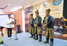 Amsakar Lantik Panglima Sambang Batam, Tekankan Peran Organisasi Adat Jaga Persatuan