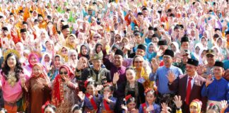 Program Prioritas Amsakar–Li Claudia, 52.835 Siswa Baru Terima Seragam Gratis